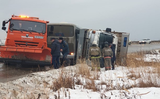 Автобус, грейдер и грузовик столкнулись в районе Пригородного