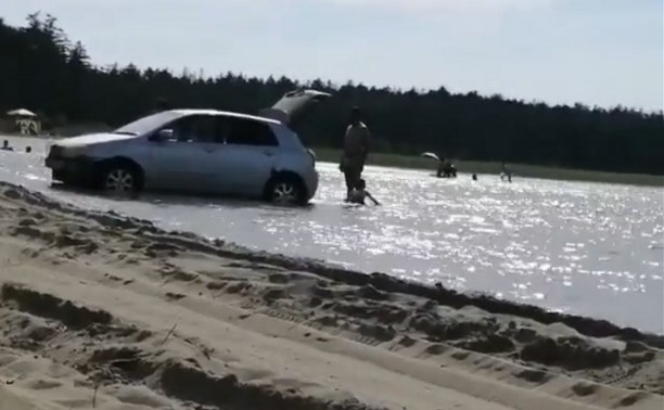 Сахалинцы загнали свой автомобиль в озеро к купающимся, чтобы повеселить ребёнка