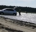 Сахалинцы загнали свой автомобиль в озеро к купающимся, чтобы повеселить ребёнка