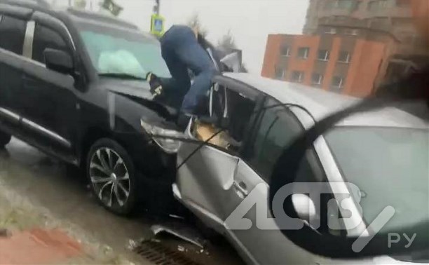 "Спина в крови": Prius смяло, как консервную банку, в ДТП в Южно-Сахалинске