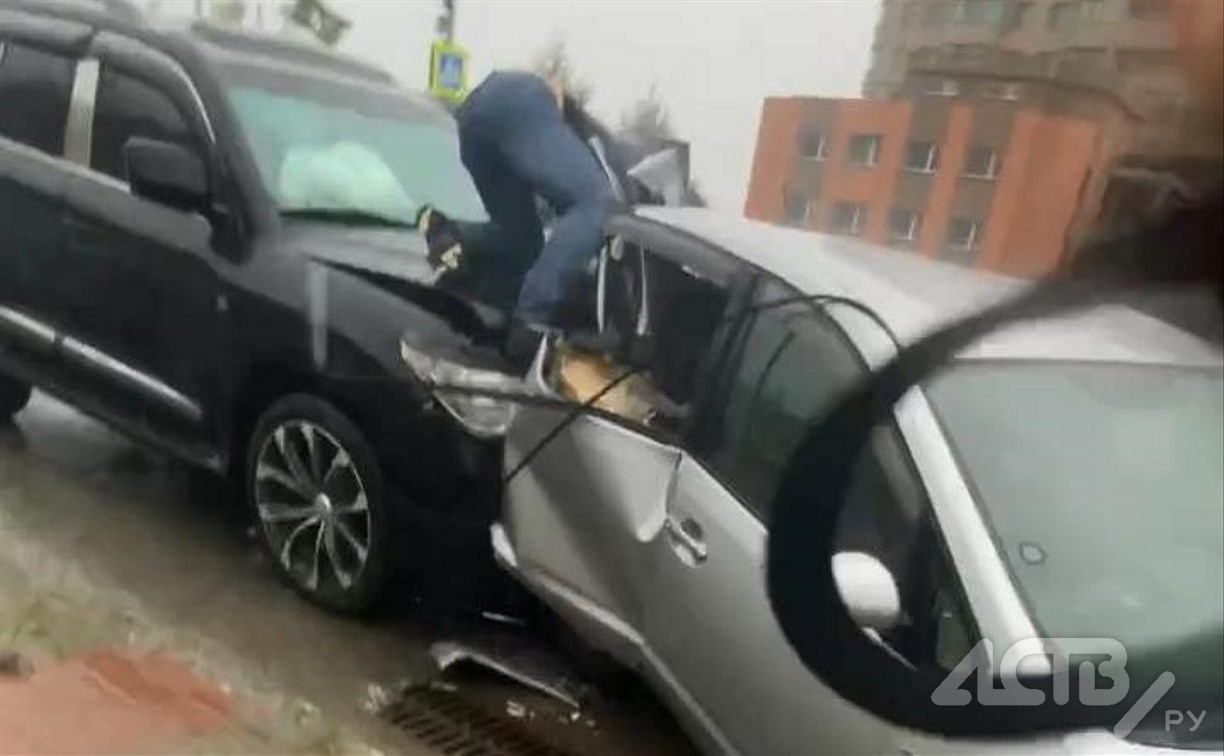 "Спина в крови": Prius смяло, как консервную банку, в ДТП в Южно-Сахалинске 