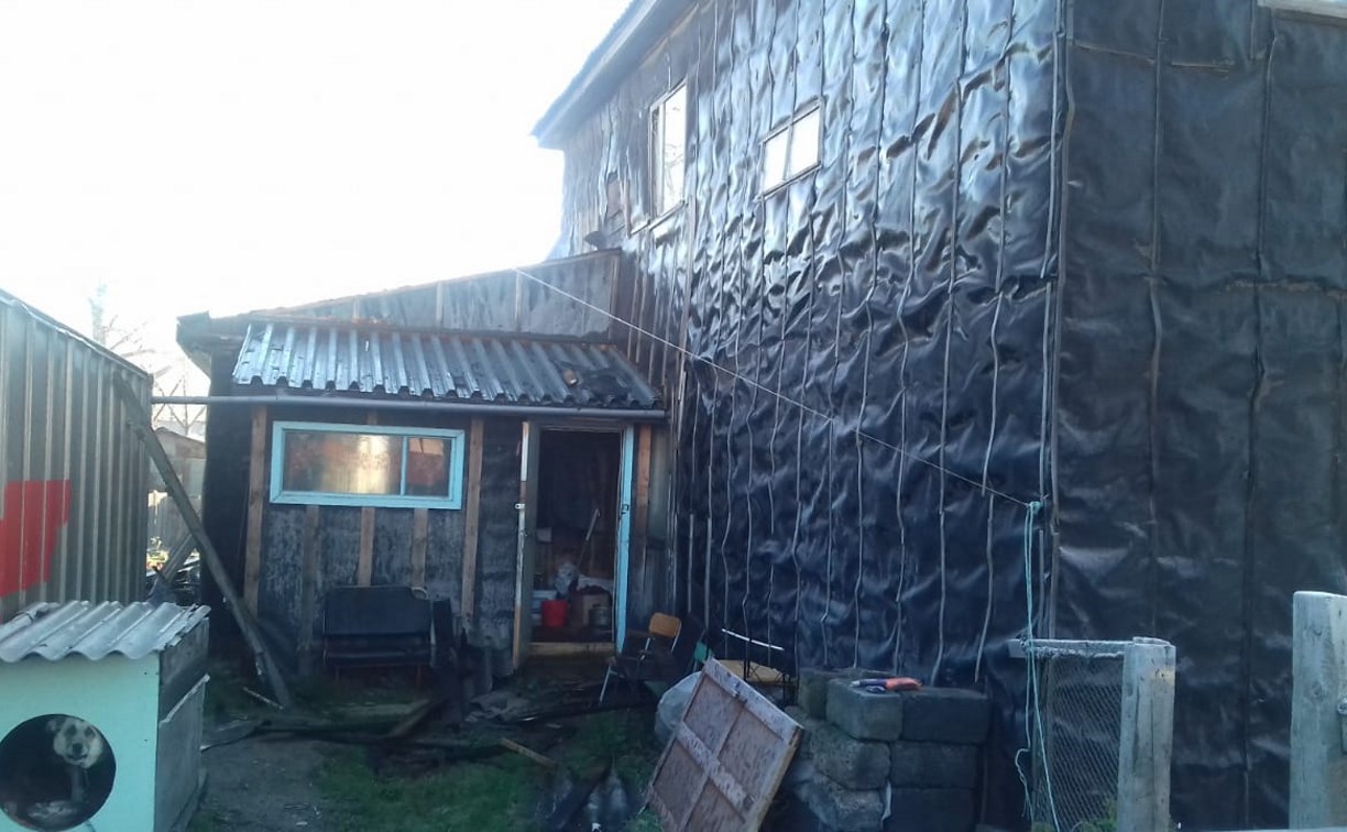 Горящую пристройку к жилой двухэтажке потушили в Южно-Сахалинске