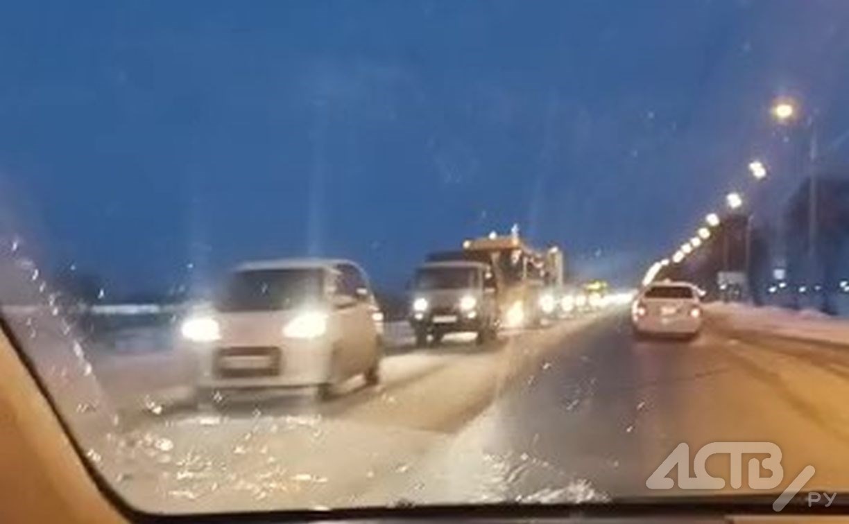 "Новый квест от ГИБДД?": неработающий светофор третий день собирает пробки в Южно-Сахалинске