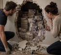 Супруги нашли в стене старого дома тайную комнату с деньгами
