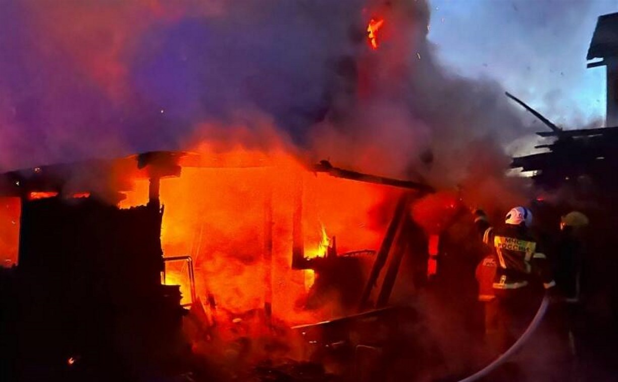 Пожар тушили в гараже в Холмском районе