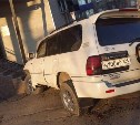 Внедорожник врезался в крыльцо магазина в Южно-Сахалинске