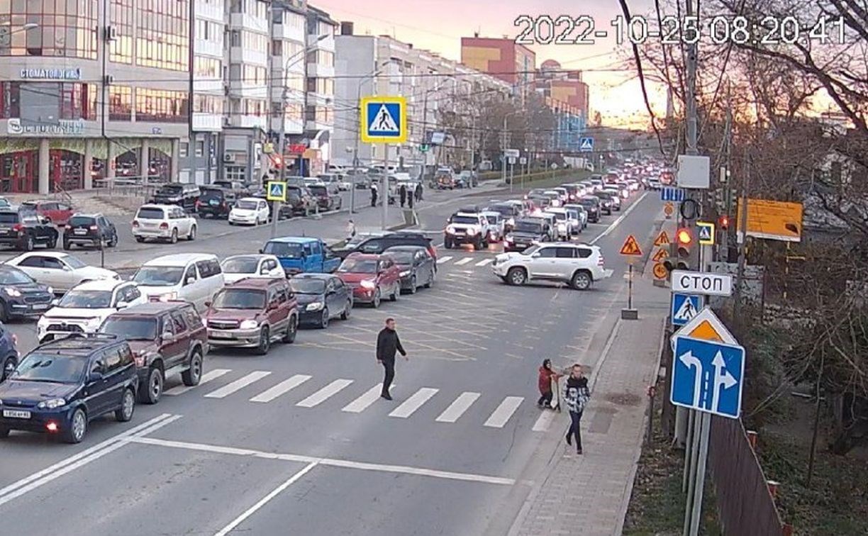 Вишневский поймал водителей в Южно-Сахалинске на массовом нарушении ПДД