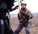 Сахалинские спасатели с вертолёта спускались на полуразрушенный дом и в лес