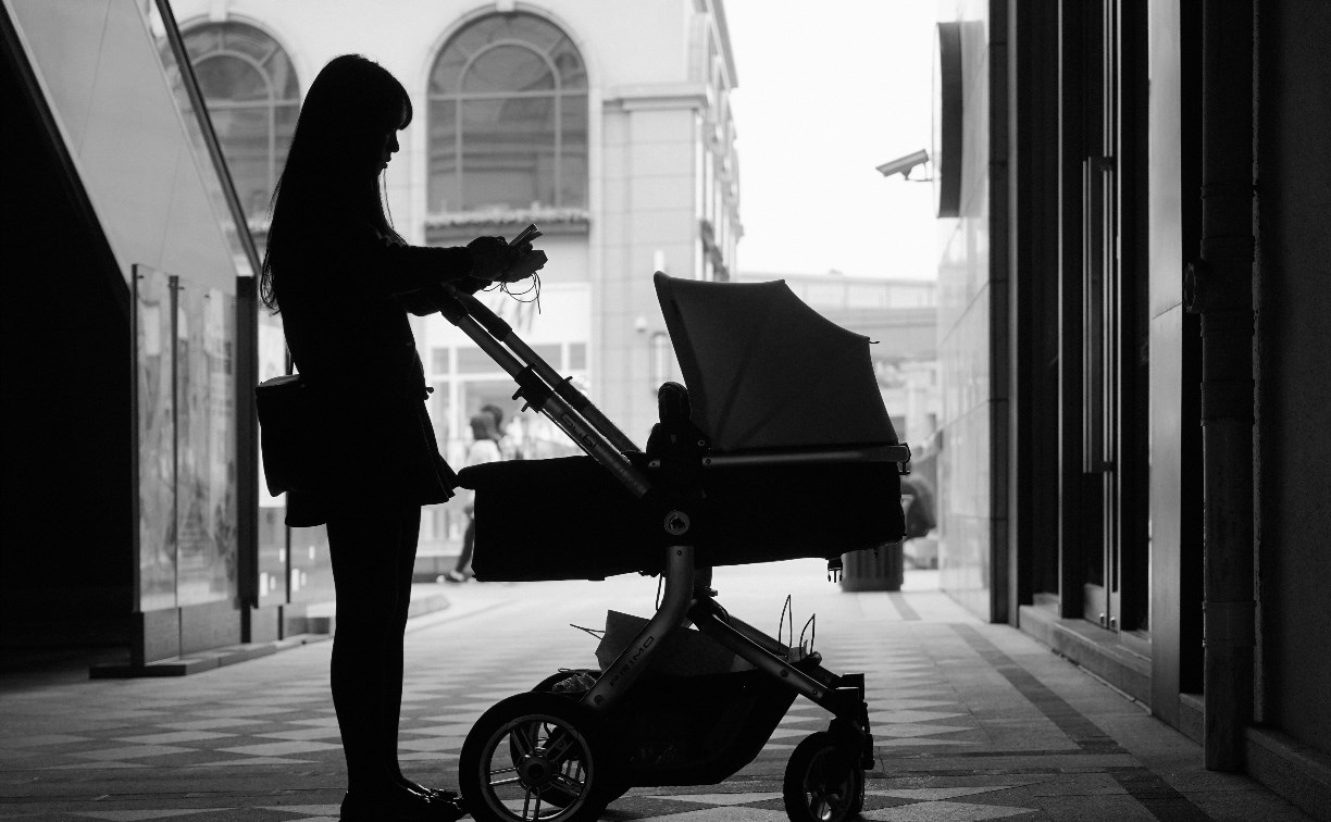 Пенсионер в Южно-Сахалинске похитил сумочку, выпавшую из детской коляски