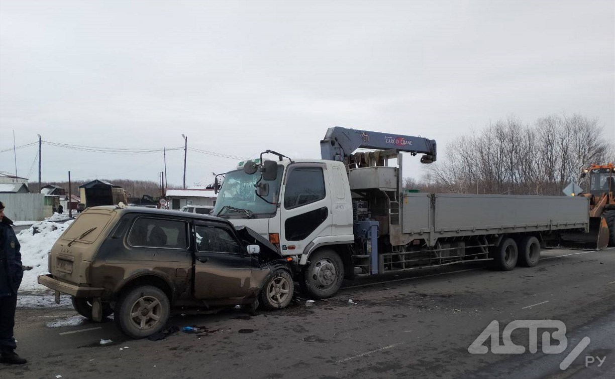 "Лада" всмятку, водитель в больнице: подробности ДТП в Смирныховском районе