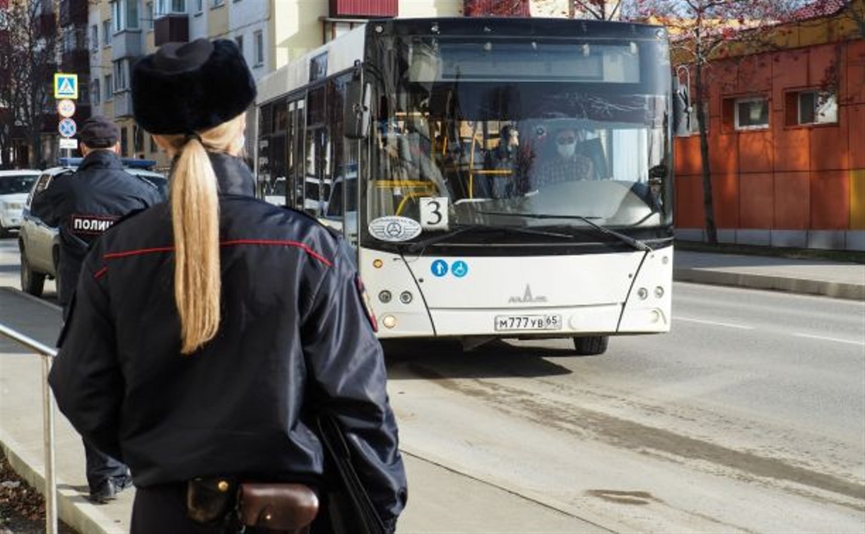Водитель автобуса Южно-Сахалинск - Корсаков защищался от COVID-19 маской на зеркале