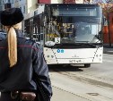 Водитель автобуса Южно-Сахалинск - Корсаков защищался от COVID-19 маской на зеркале