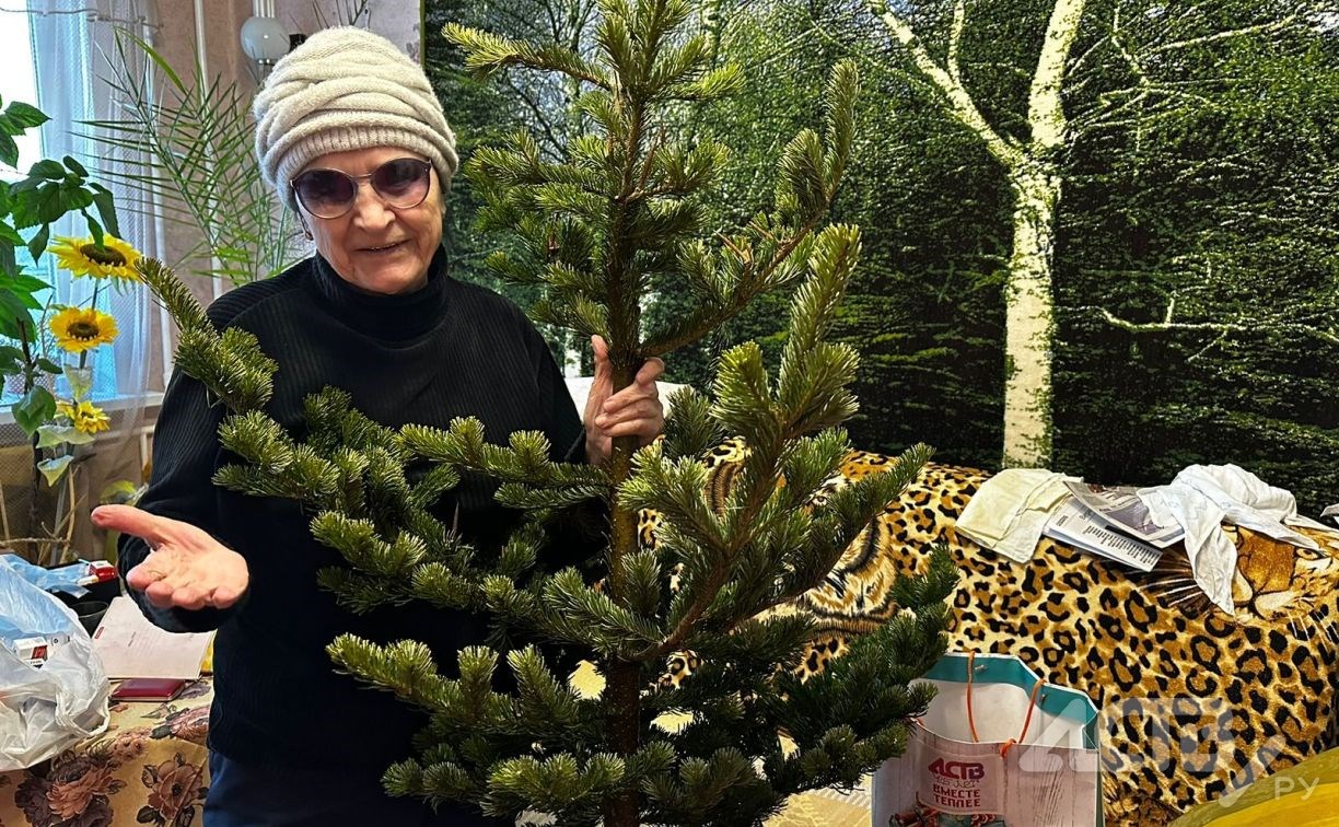 Читательница astv.ru подарила ёлку сахалинской пенсионерке-целиннице