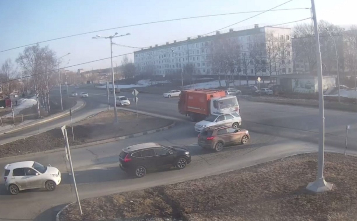 На опасном перекрёстке опять авария: в Южно-Сахалинске мусоровоз проучил кроссовер
