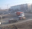 На опасном перекрёстке опять авария: в Южно-Сахалинске мусоровоз проучил кроссовер