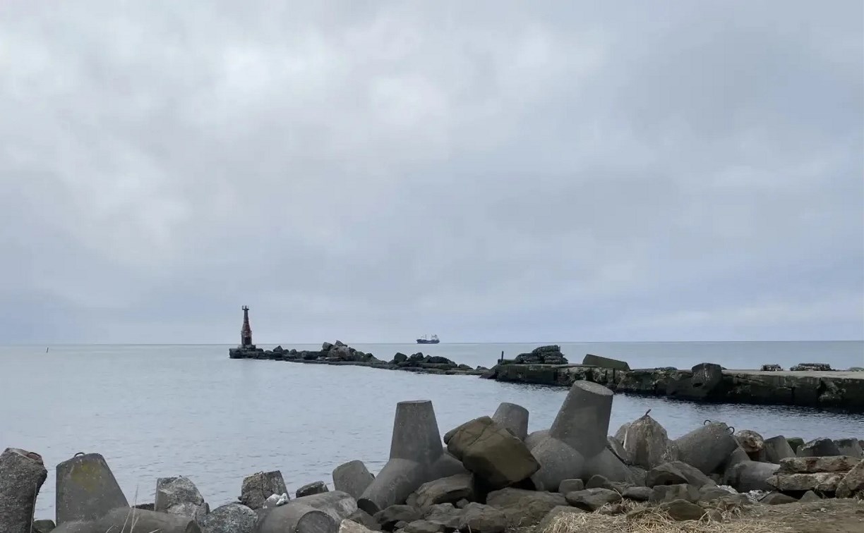 После трагической смерти ребенка в Холмске проверят участок набережной