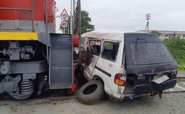 На железной дороге в Южно-Сахалинске поезд сбил автомобиль, но ради профилактики