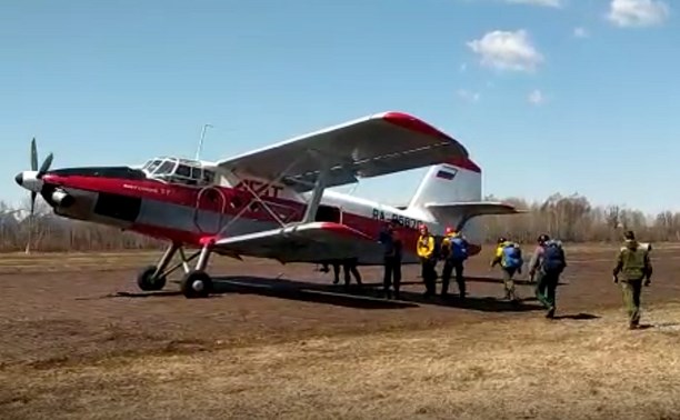 Сахалинские пожарные-парашютисты завершили первый этап тренировок