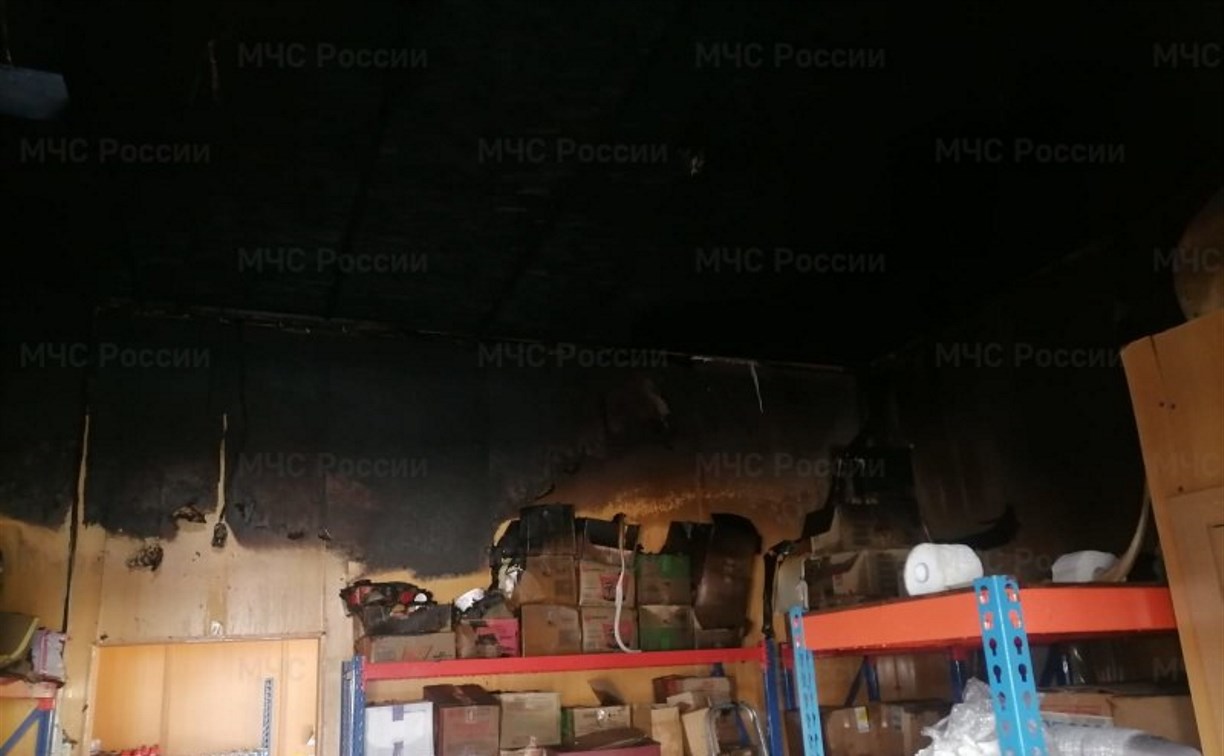 У магазина в Курильске загорелся чердак, здание внутри затянуло плотным дымом У магазина в Курильске загорелся чердак, здание внутри затянуло плотным дымом