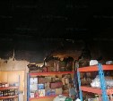 У магазина в Курильске загорелся чердак, здание внутри затянуло плотным дымом 