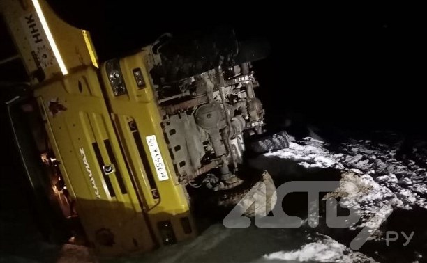 В Охинском районе на скользкой дороге опрокинулась вахтовка