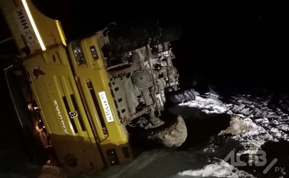 В Охинском районе на скользкой дороге опрокинулась вахтовка 