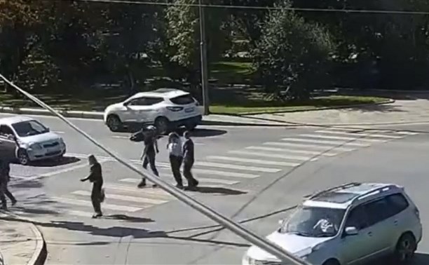 Жёсткие кадры: кроссовер сбил женщину на пешеходном переходе в Южно-Сахалинске