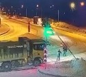 Грузовик в Южно-Сахалинске снес два столба: на перекрестке не работает светофор