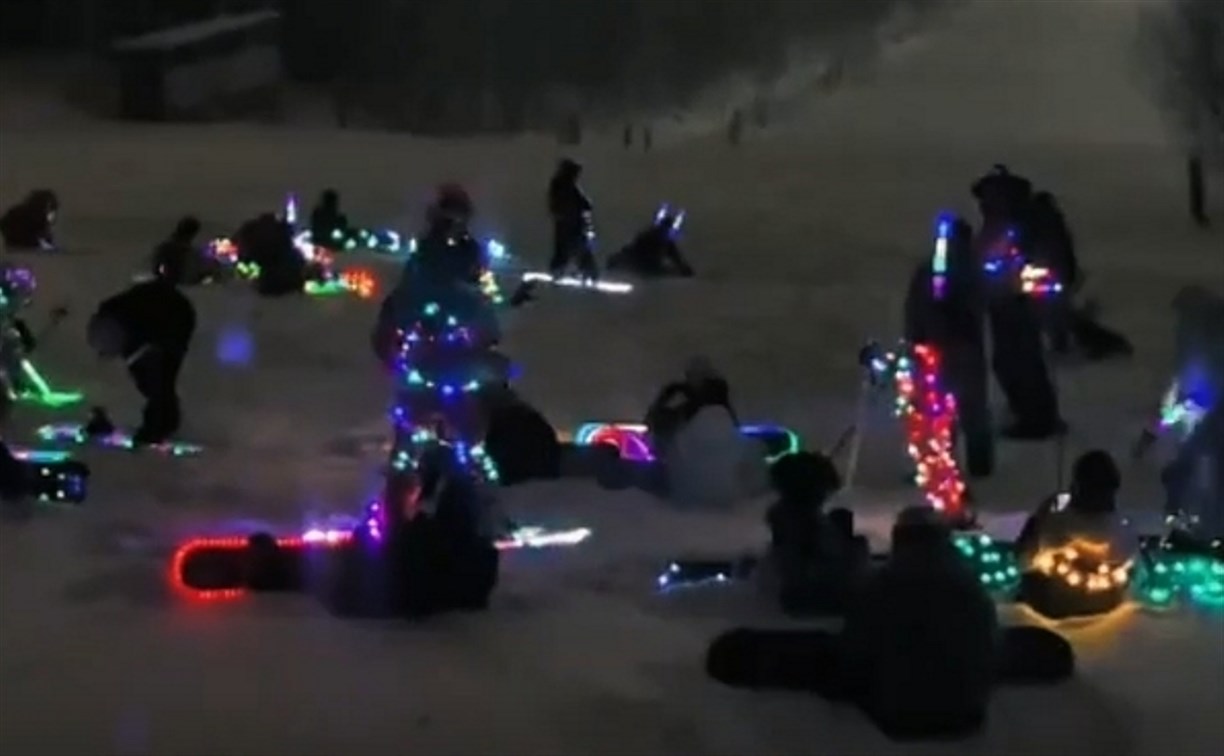 "Засветились на весь Дальний Восток":  лыжники и сноубордисты в светодиодах спустились с трассы "Горного воздуха" 