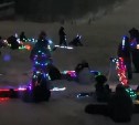 "Засветились на весь Дальний Восток":  лыжники и сноубордисты в светодиодах спустились с трассы "Горного воздуха" 