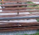 Вандалы в Холмске вновь отличились: по камерам разыскивают тех, кто сломал перголу 