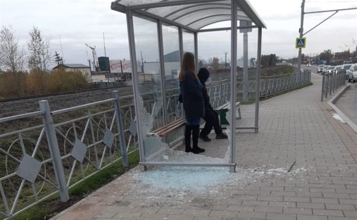 Жители Южно-Сахалинска разбивают автобусные павильоны со стёклами за 40 тысяч рублей