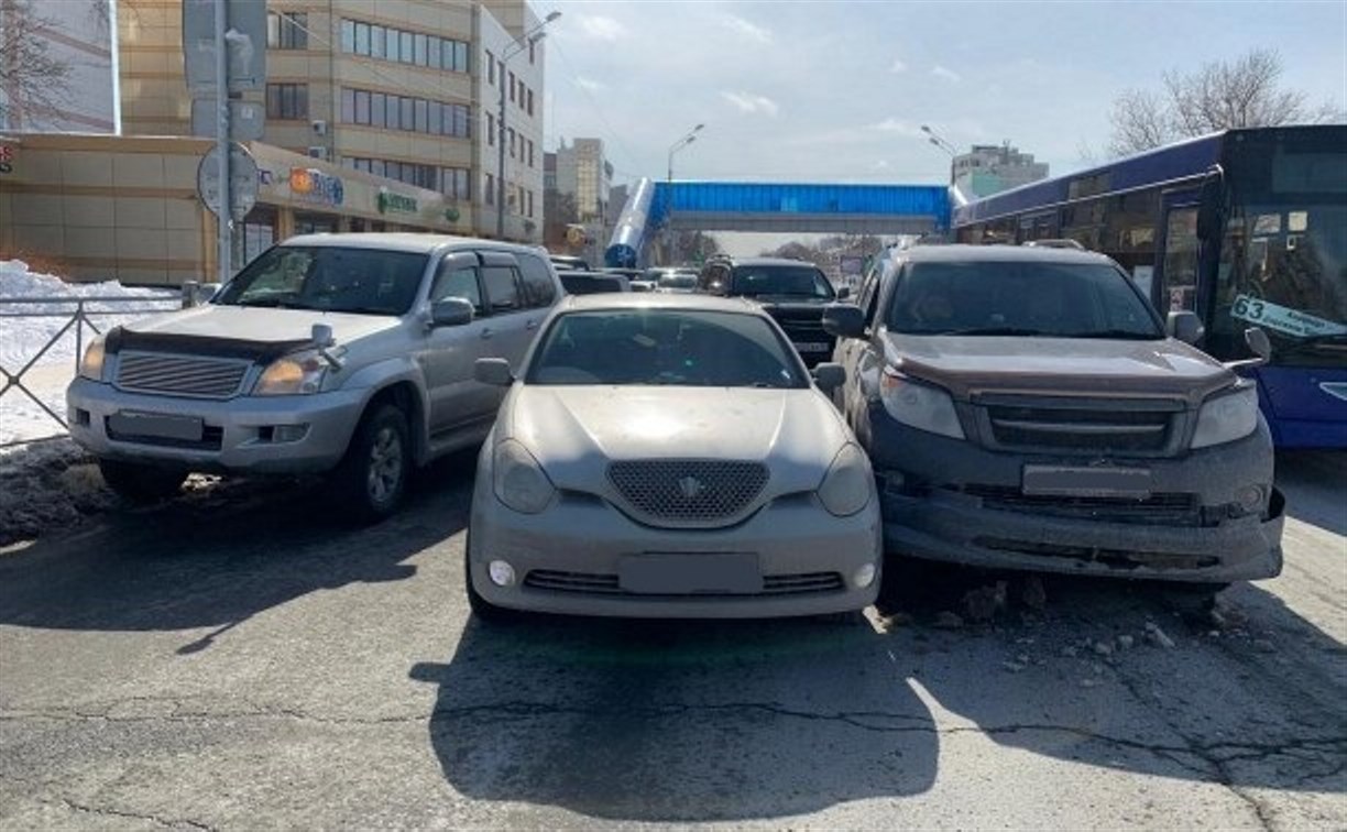 Очевидцев столкновения Toyota Land Cruiser Prado и Toyota Verossa ищут в Южно-Сахалинске