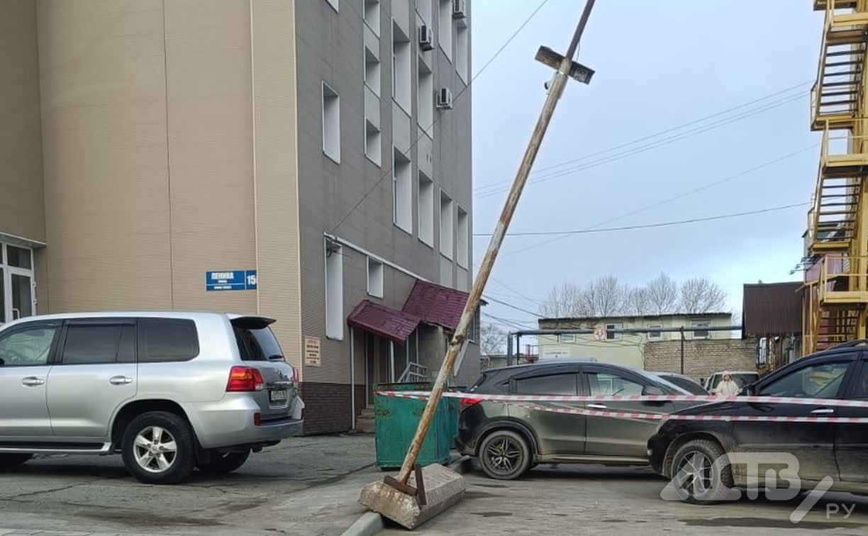 Южносахалинец нашёл в городе бетонный столб, который "ни на чём не держится"