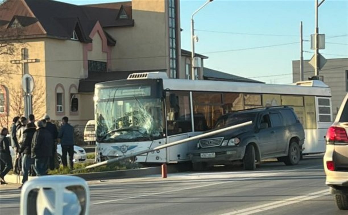 Автобус маршрута № 71 сбил столб после столкновения с внедорожником в Южно-Сахалинске