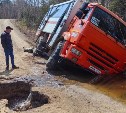 "Между ямой и болотом": рейсовая вахтовка в Александровск-Сахалинском районе завалилась в канаву 