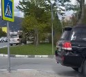 Автохам в Южно-Сахалинске "самым борзым образом" бросает машину на пешеходном переходе