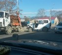 Мусоровоз, автомобиль медслужбы и грузовик столкнулись в Южно-Сахалинске