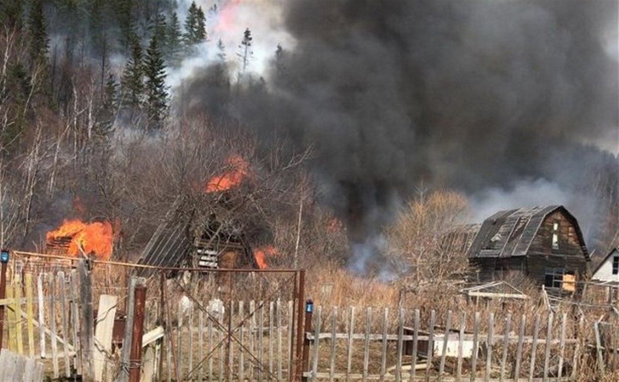 МЧС: огонь в Долинске уничтожил три бесхозных постройки