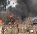 МЧС: огонь в Долинске уничтожил три бесхозных постройки