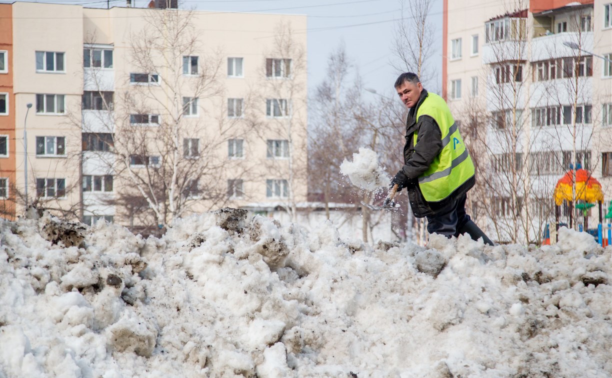 Управляющим компаниям Южно-Сахалинска дали неделю на ворошение снега у домов