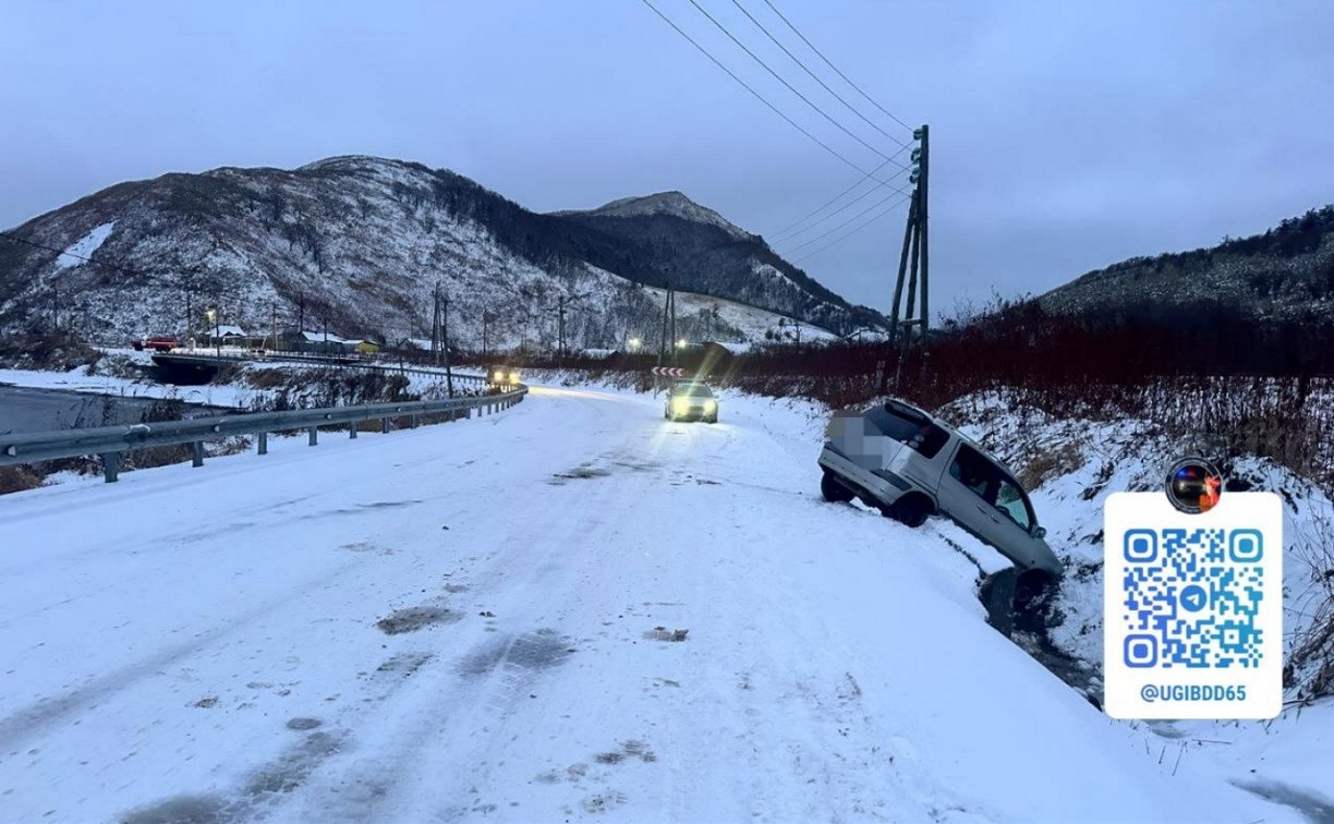 Автомобилистка пострадала в вылетевшем с дороги автомобиле в Холмске