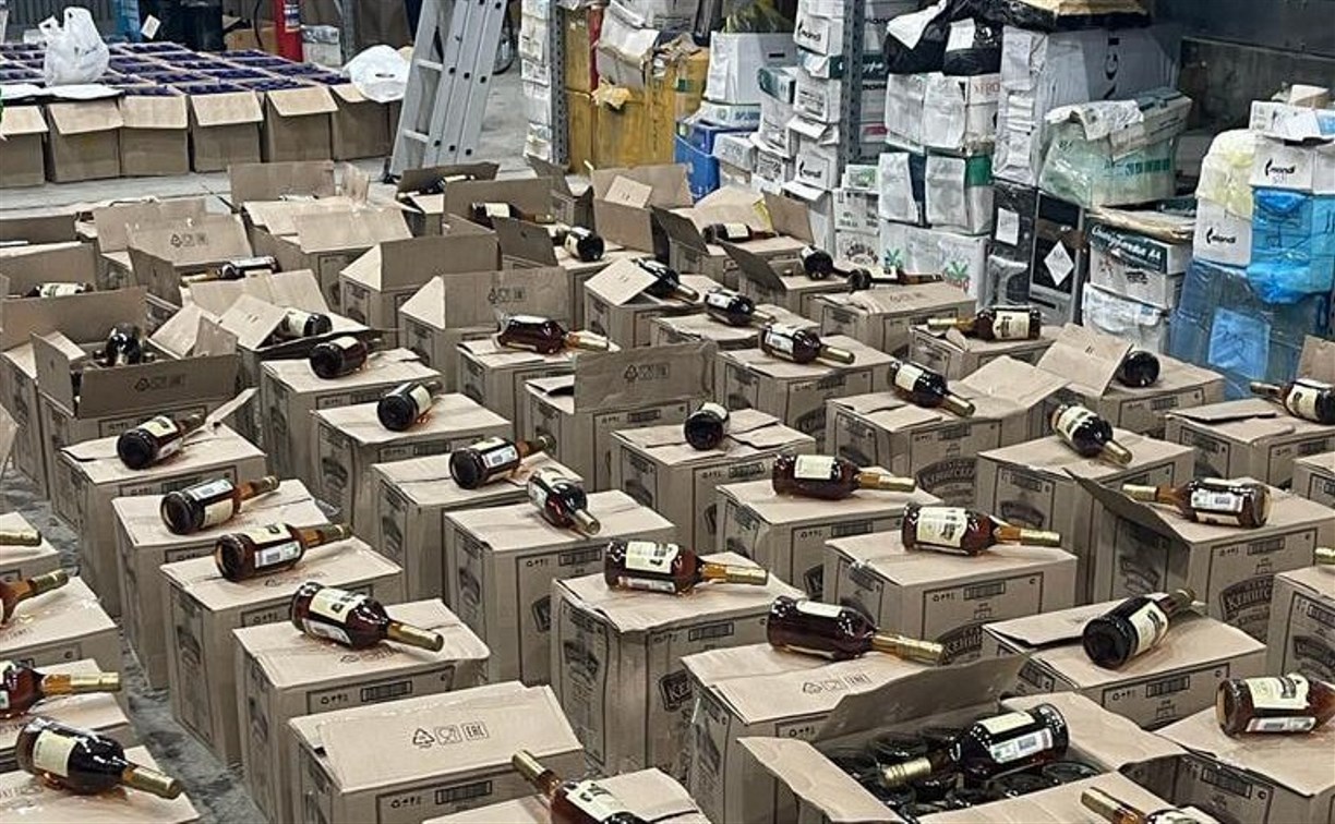 Более 23 тысяч бутылок контрафактного коньяка и водки изъяли на Сахалине