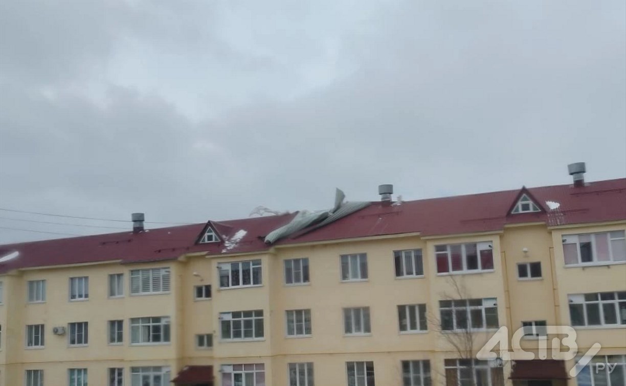 Более 14 домов пострадали от сильного ветра в селе Дальнем