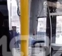 "А потом пешеходов давим": водитель автобуса в Южно-Сахалинске смотрел в телефон во время вождения