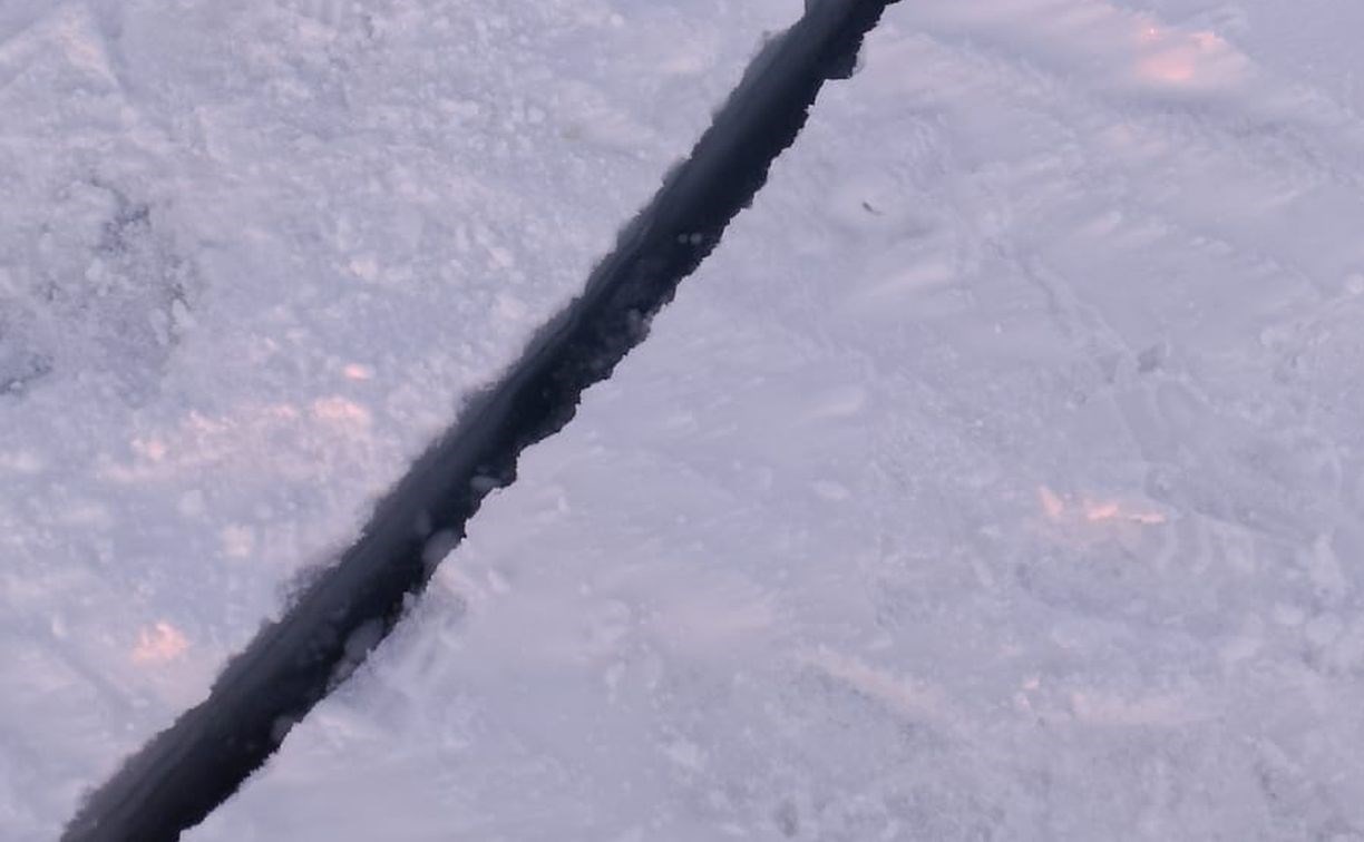 "Лёд рвёт": сахалинские рыбаки сообщают о трещинах в припае на двух участках