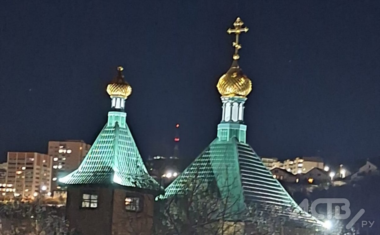 Сильный ветер повредил купол и уронил крест церкви в Холмске