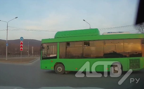 "Летит, не глядя: зелёный автобус на кольце чуть не спровоцировал ДТП в Южно-Сахалинске 