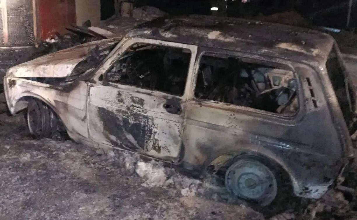 В Шахтерске в гаражном кооперативе "Лада" сгорели "Лада" и мотоцикл