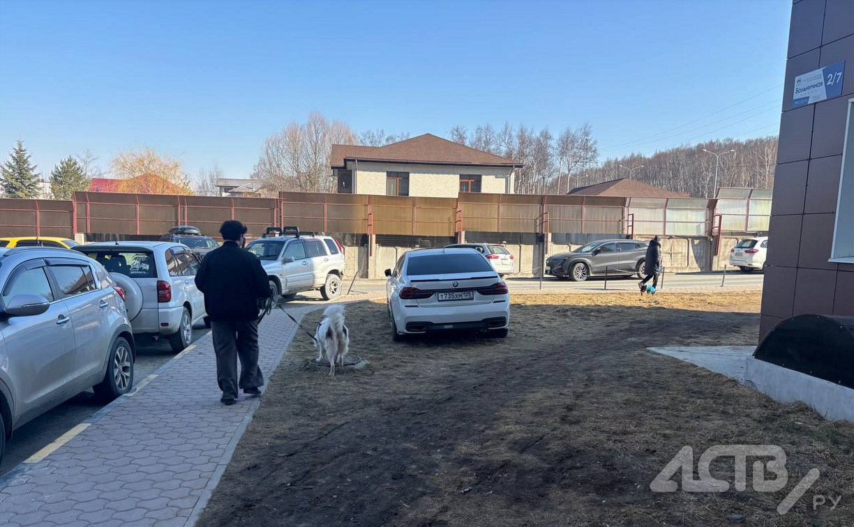 Автомобилисты в Южно-Сахалинске вышли на "новый уровень хамства" в забитой машинами "Аралии"